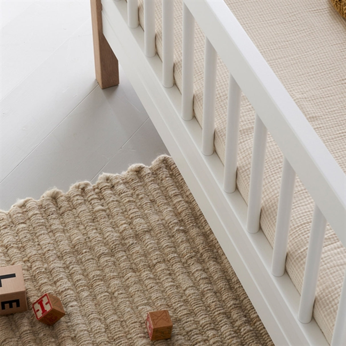 Oliver Furniture Wood Mini+ Juniorseng Hvid/Eg