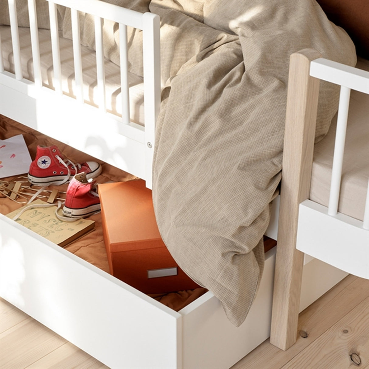 Oliver Furniture Wood Sengehest