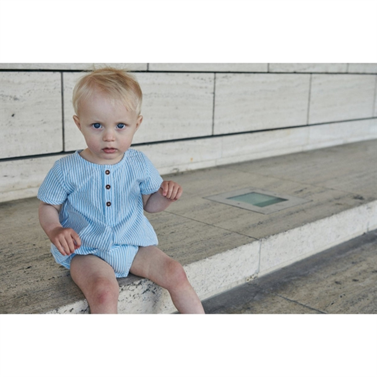 Copenhagen Colors Sky Blue W Cream Stripe Seersucker Romper m. ærmer