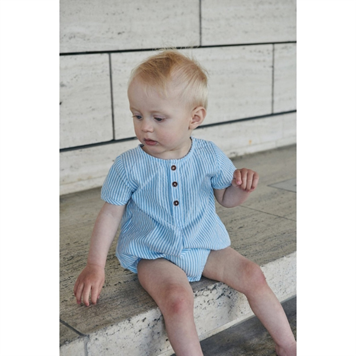 Copenhagen Colors Sky Blue W Cream Stripe Seersucker Romper m. ærmer