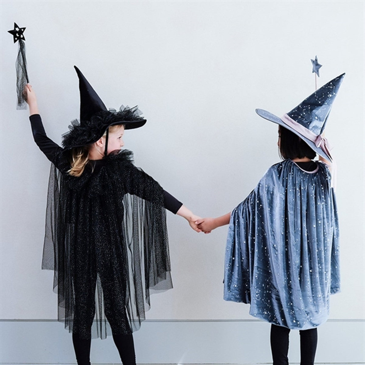 2 piger i deres halloweenkostumer