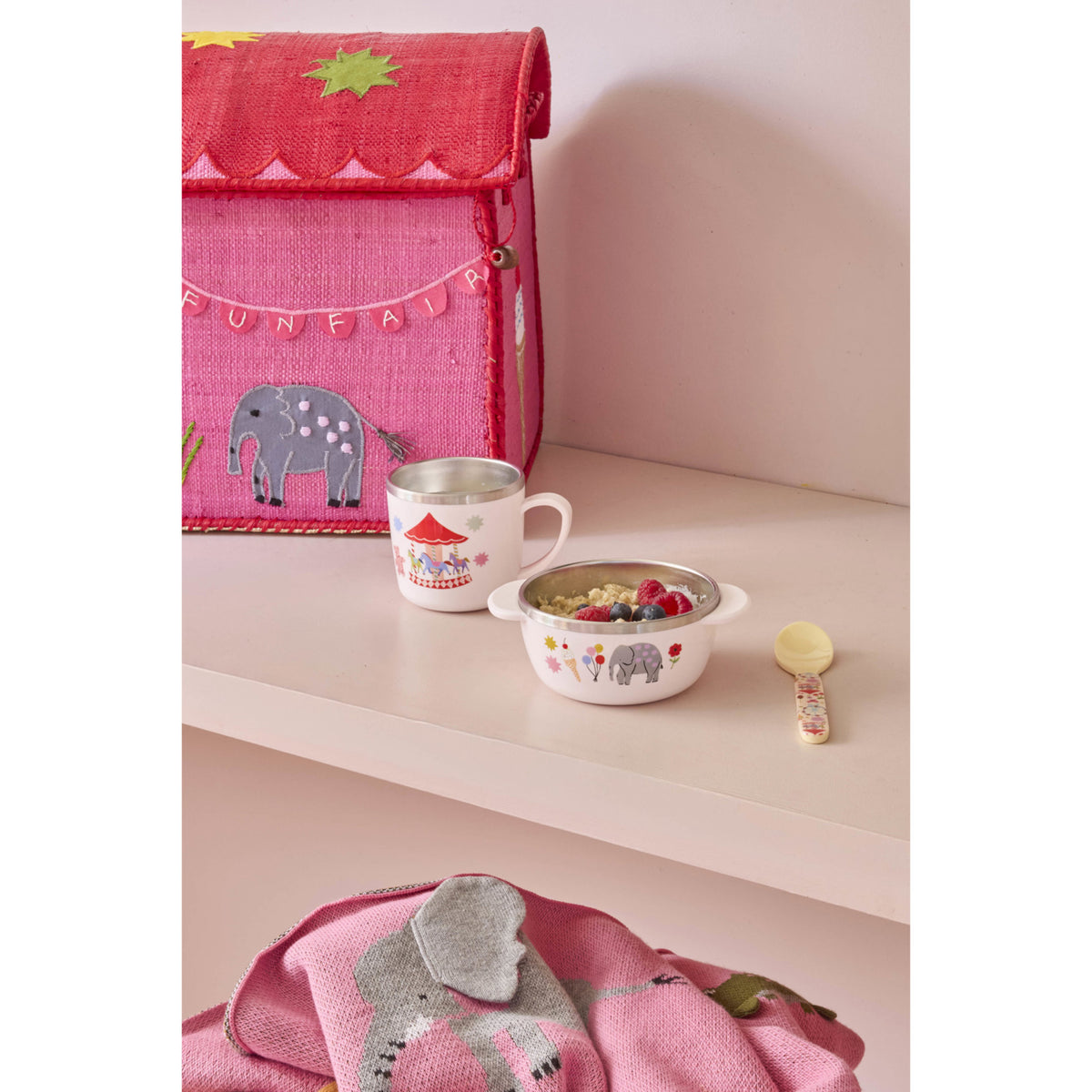 Rice Rustfrit Stål Baby Skål Med Fixed Betræk - Pink Fun Fair Print - 300 Ml