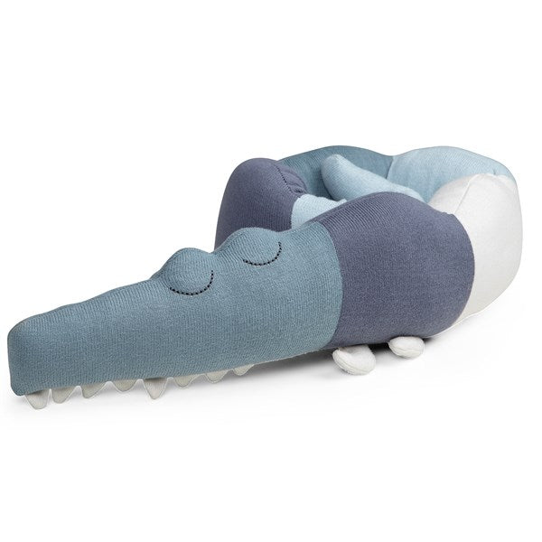 Sebra Strikket Mini Pude Sleepy Croc Powder Blue