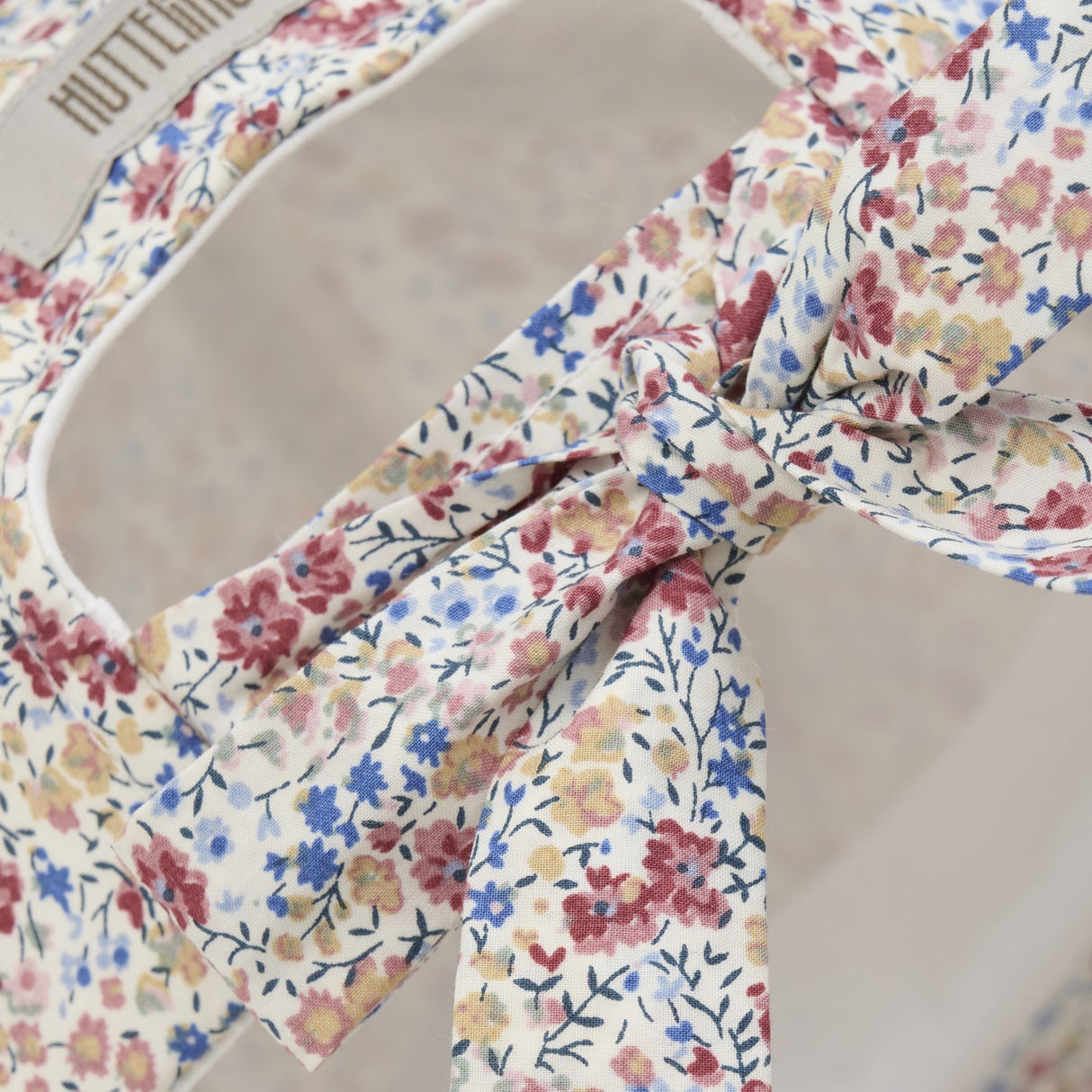 Huttelihut Sepia Rose Kasket I Liberty Stof