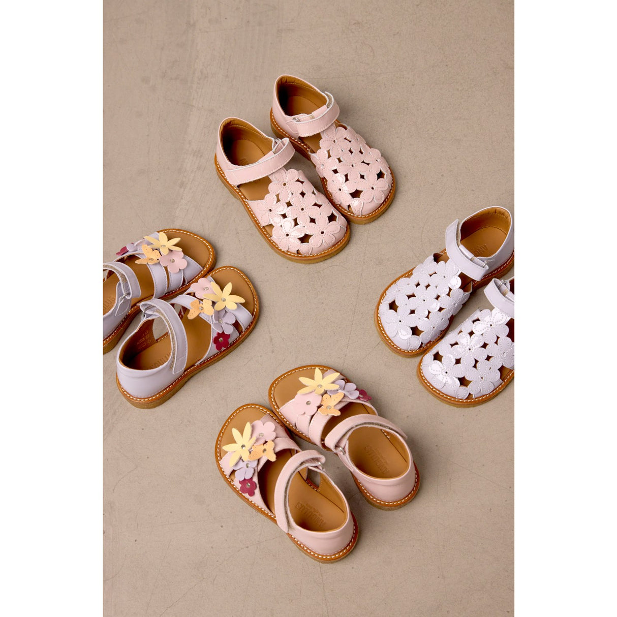 Angulus Rosebud Sandal Med Multifarvede Blomsterapplikationer