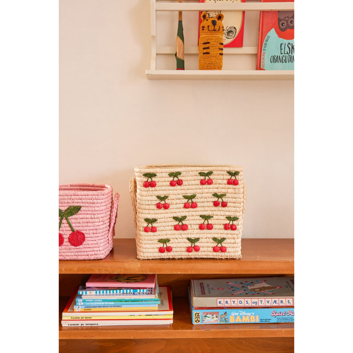 Rice Raffia Square Kurv Med Small Cherries All Over Embroidery - Raffia Håndtag