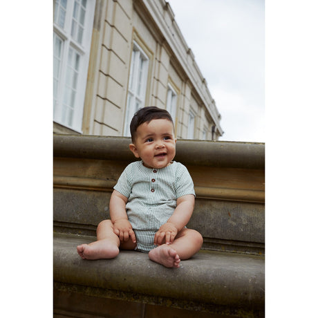 COPENHAGEN COLORS Green W Cream Stripe Seersucker Romper W. Ærmer