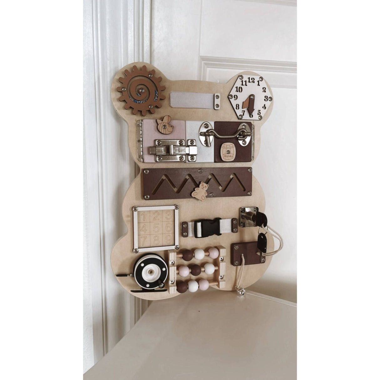 HEMMINGSEN Kids Brown Aktivitetstavle Bjørn Bærbar