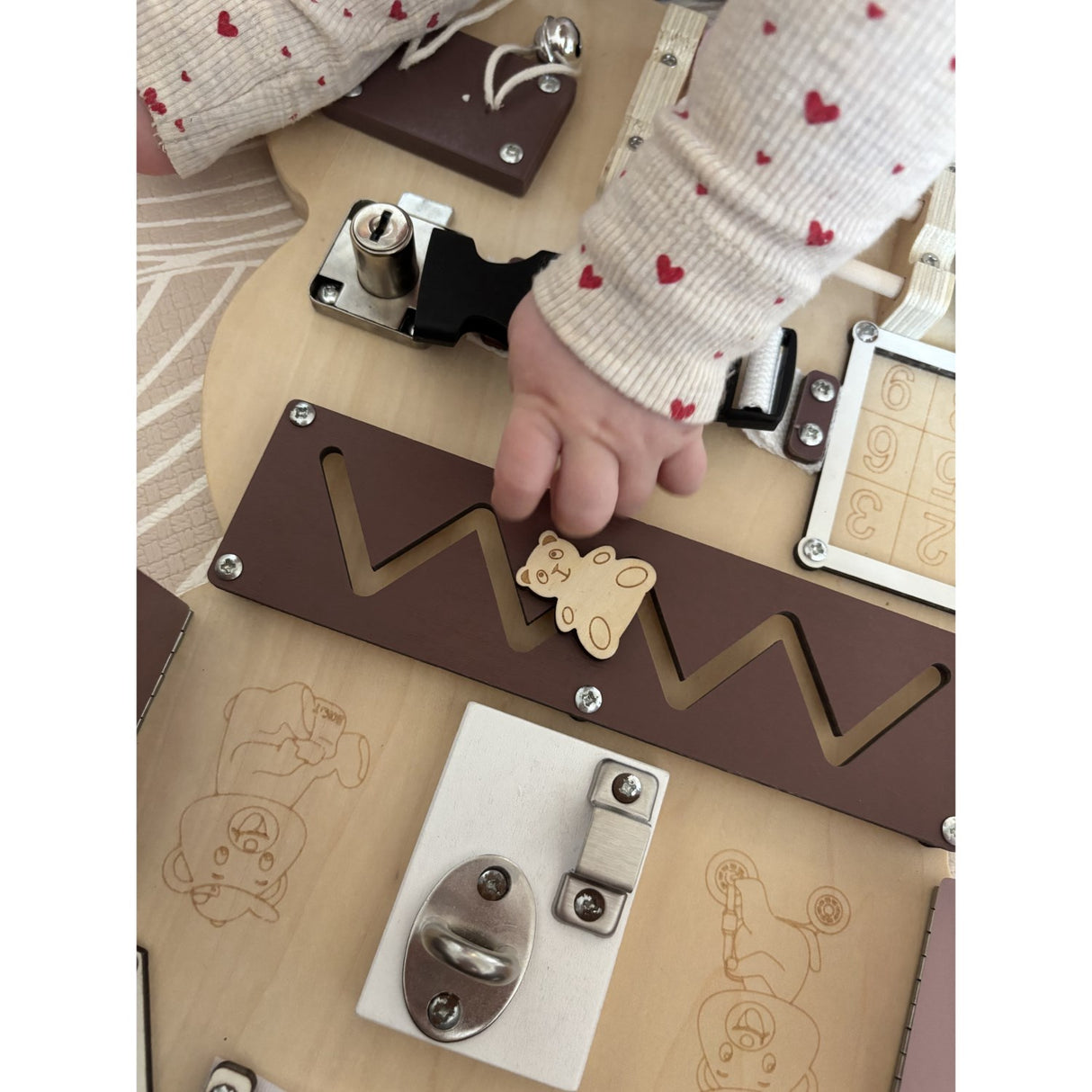 HEMMINGSEN Kids Brown Aktivitetstavle Bjørn Bærbar