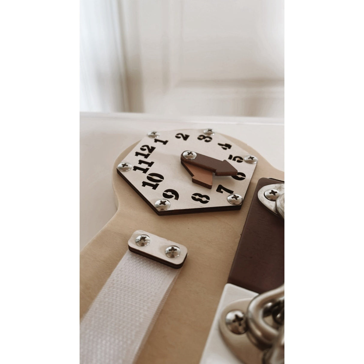 HEMMINGSEN Kids Brown Aktivitetstavle Bjørn Bærbar