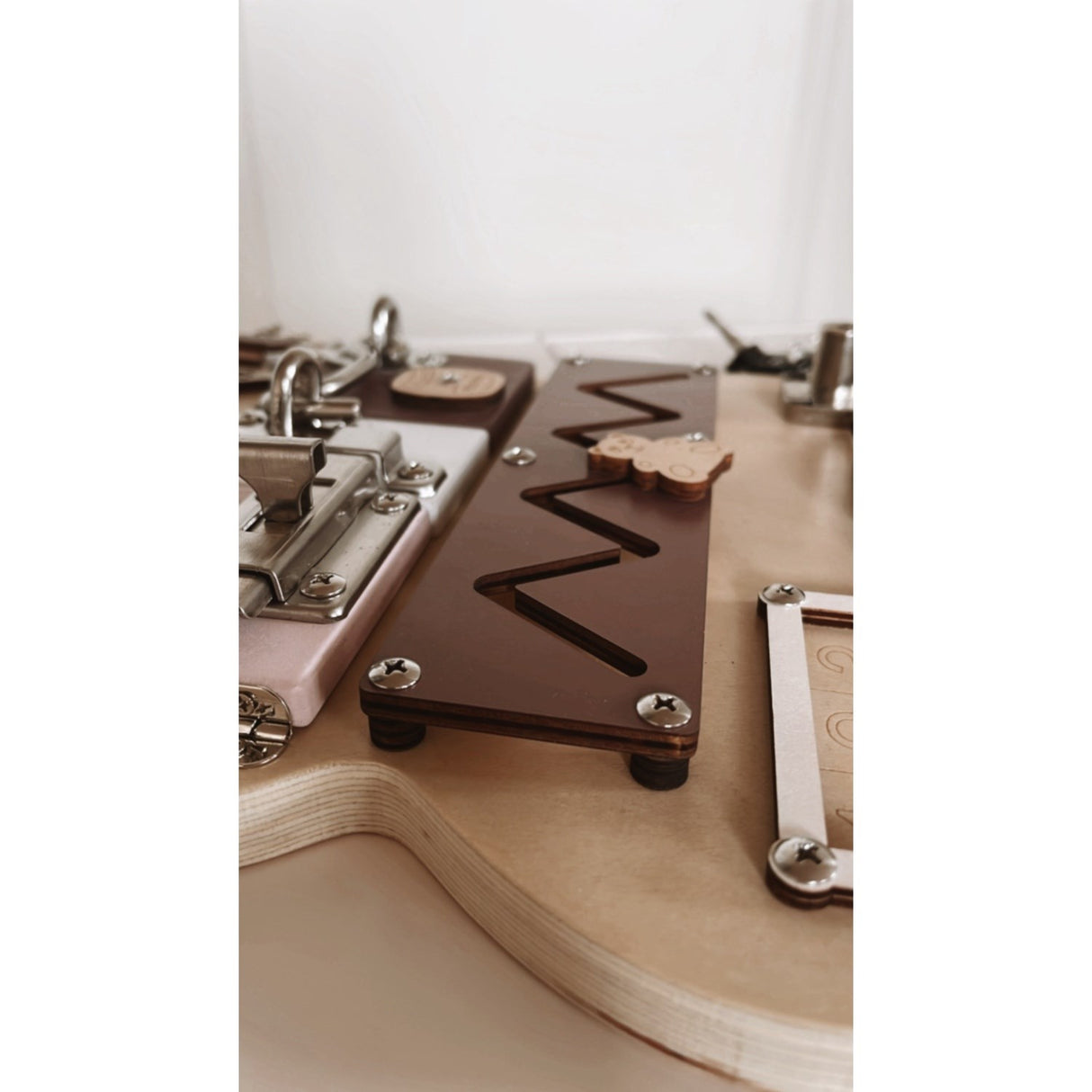 HEMMINGSEN Kids Brown Aktivitetstavle Bjørn Bærbar