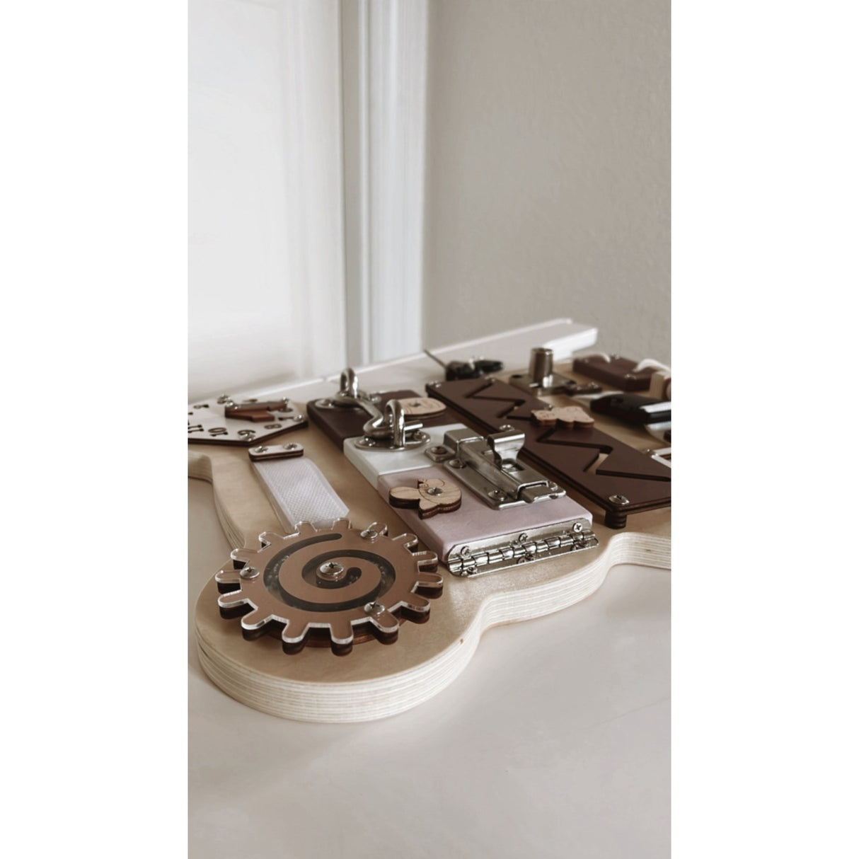 HEMMINGSEN Kids Brown Aktivitetstavle Bjørn Bærbar