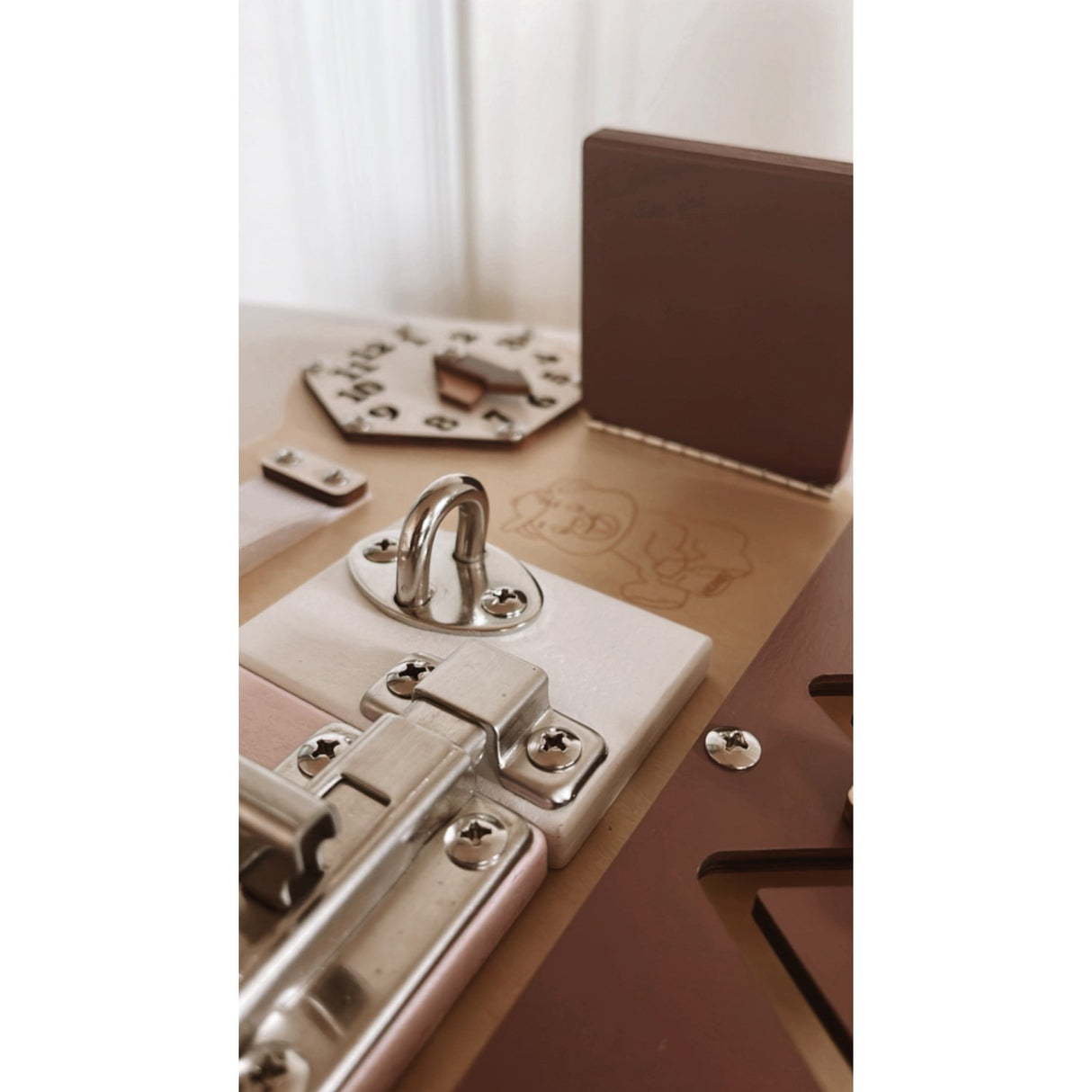 HEMMINGSEN Kids Brown Aktivitetstavle Bjørn Bærbar