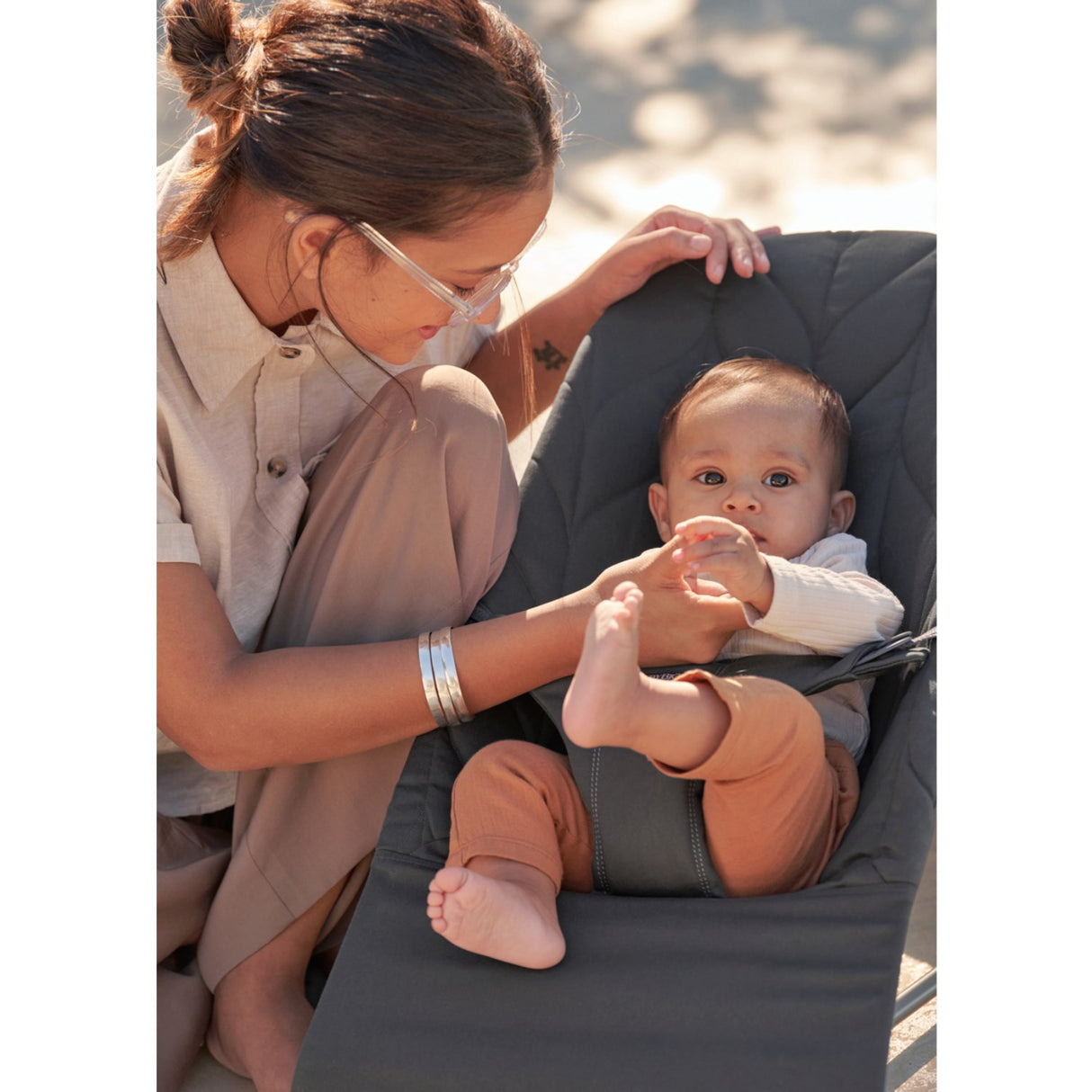 BabyBjörn Anthracite Grey Skråstol Bliss - Vævet, Blomsterbladsquilt