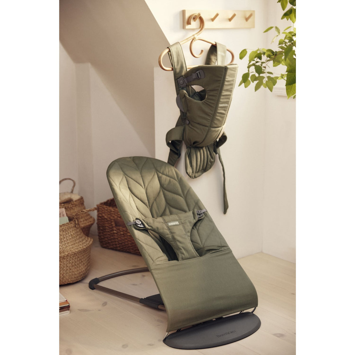 BabyBjörn Dark Green Skråstol Bliss - Vævet, Blomsterbladsquilt