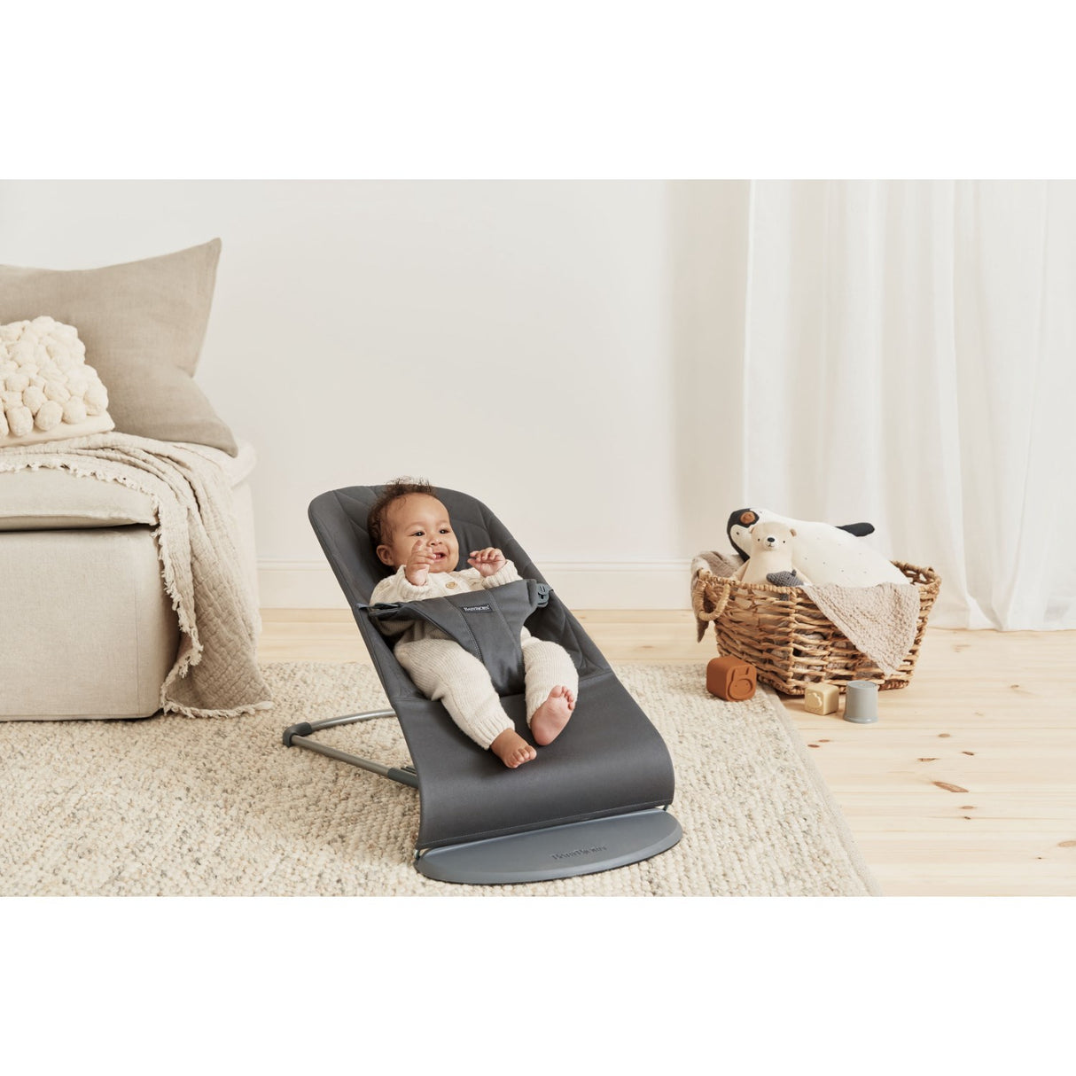 BabyBjörn Anthracite Grey Skråstol Bliss - Vævet, Blomsterbladsquilt
