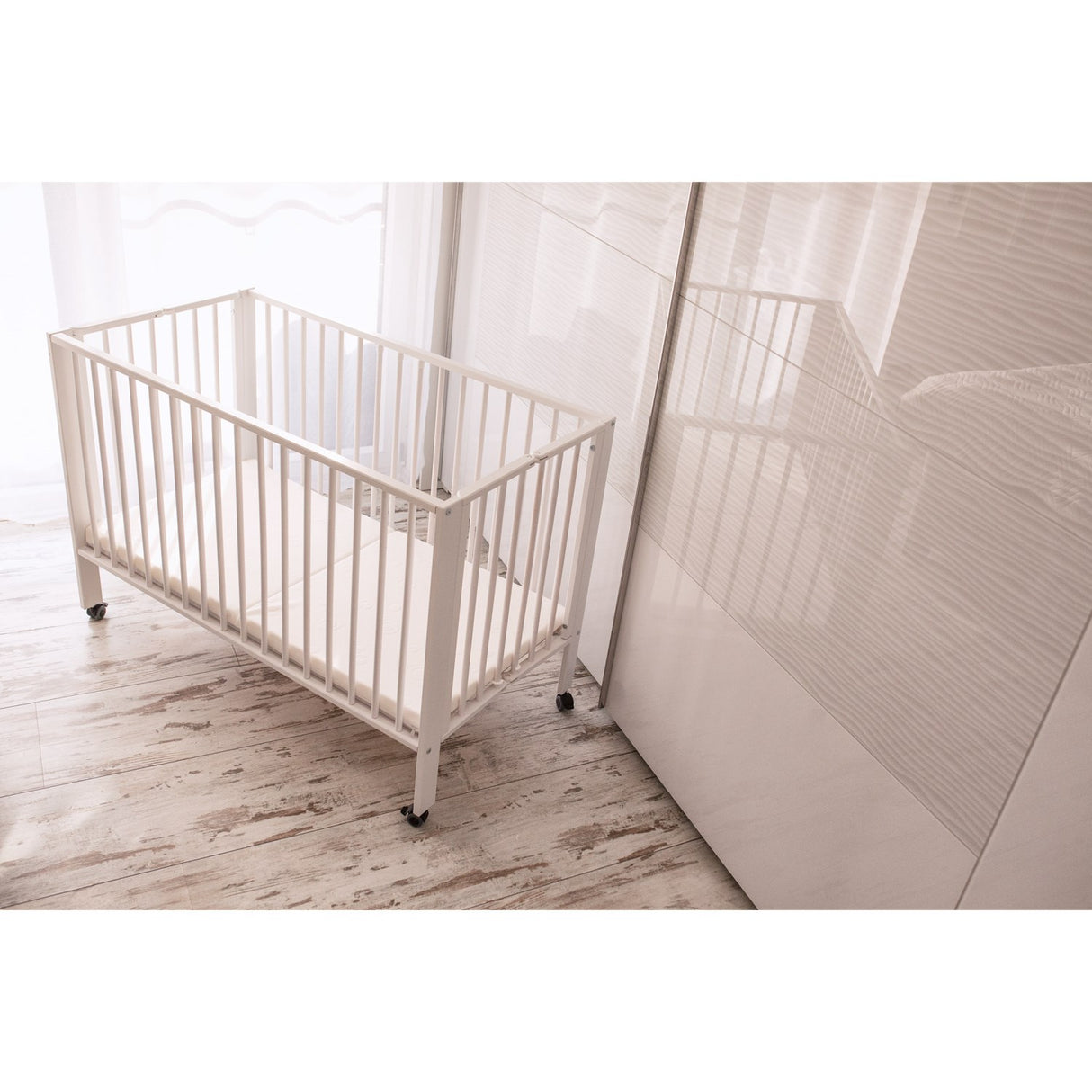 tiSsi® White Laquer Jori Sammenklappelig Seng Massiv Bøg