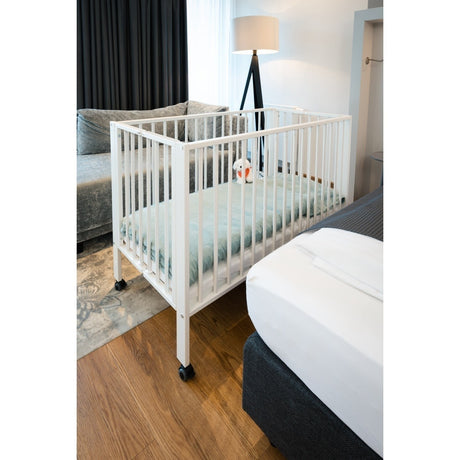 tiSsi® White Laquer Jori Sammenklappelig Børneseng Massiv Bøg