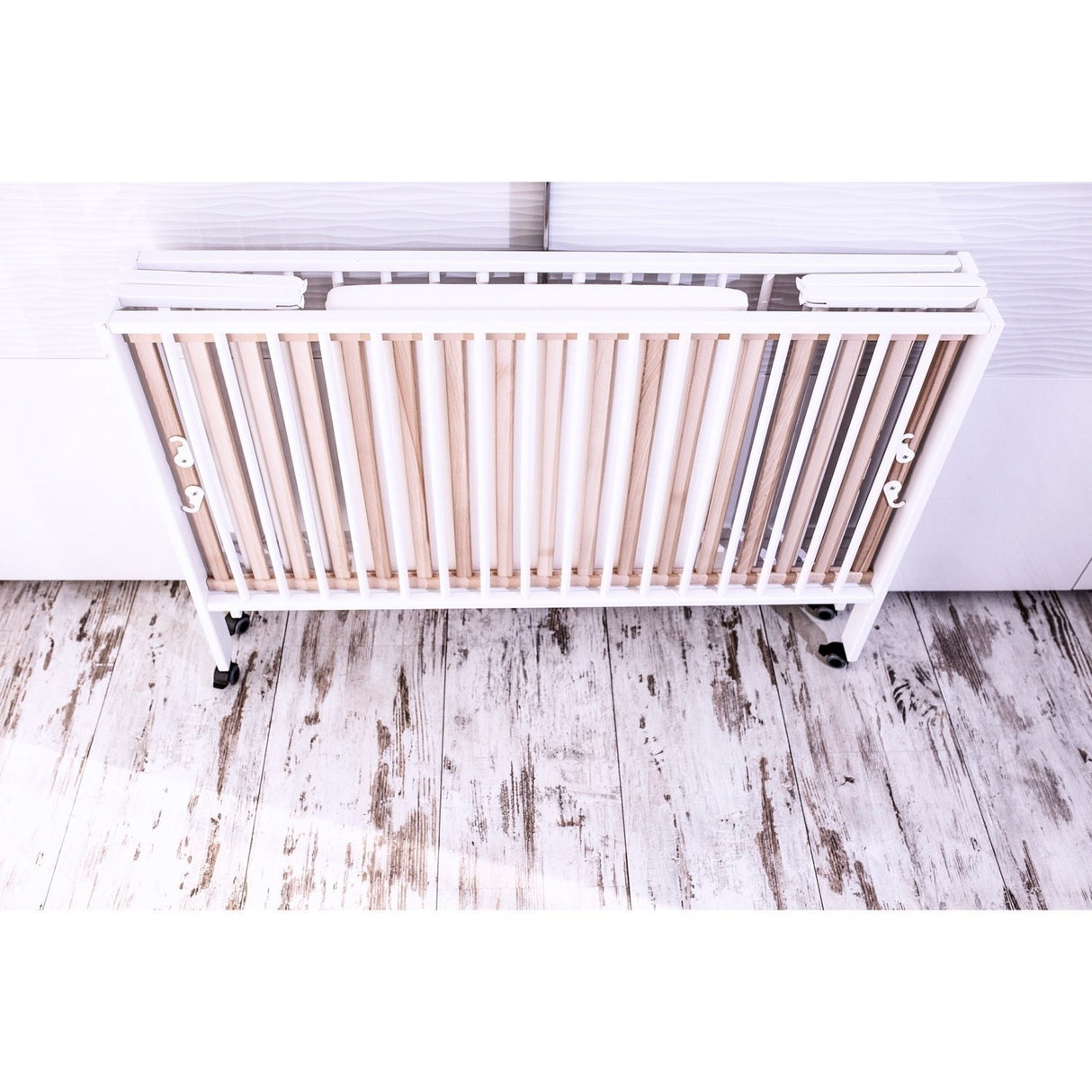 tiSsi® White Laquer Jori Sammenklappelig Børneseng Massiv Bøg