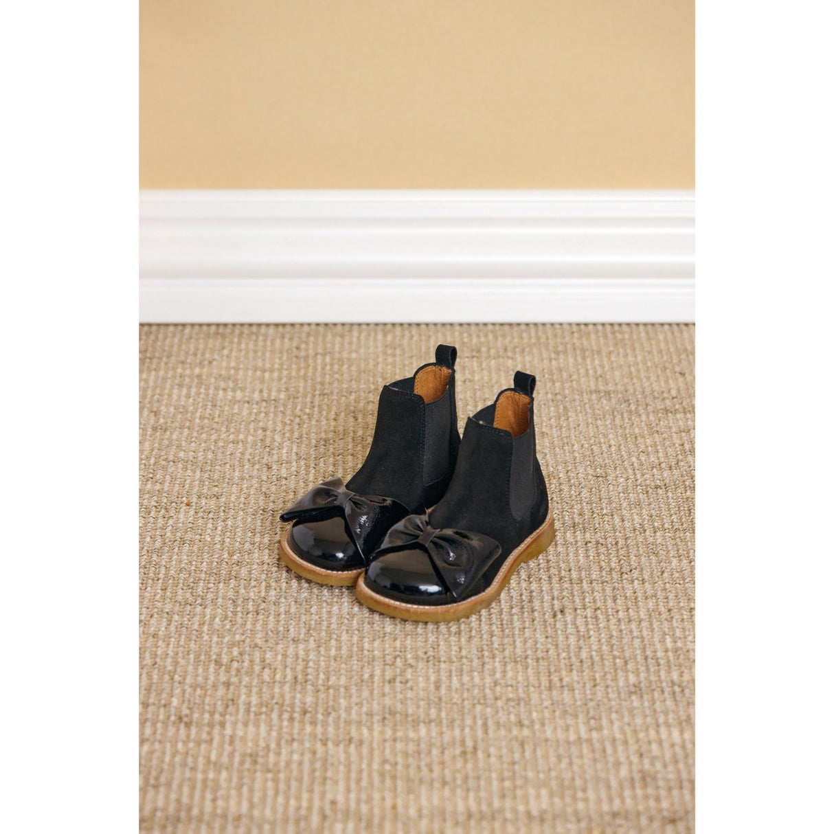 Angulus Black/Black Elastic Chelsea Støvle Med Laksnude- Og Sløjfe