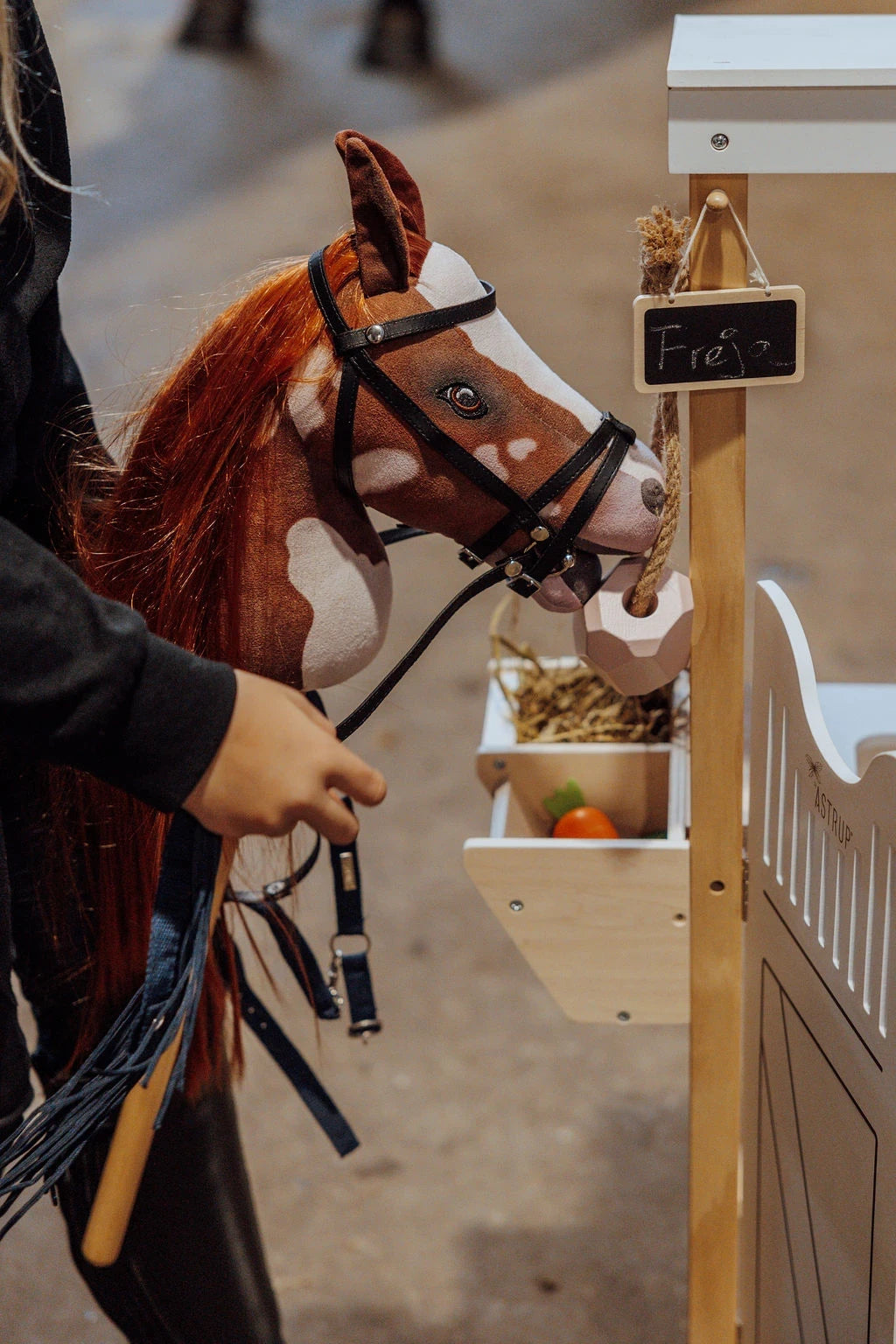 by Astrup Kæphest, Coco, Rødbrun/Hvid