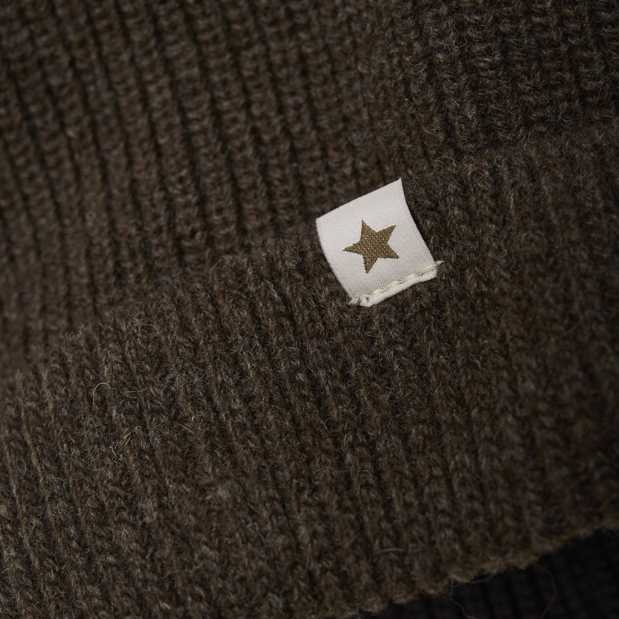 Huttelihut Dark Brown Melange Hue Strik Alpaca Pompoms