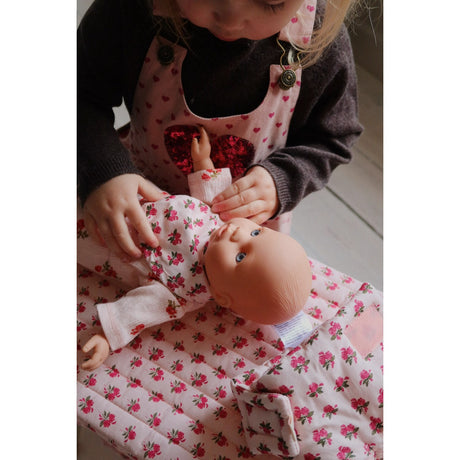 Konges Sløjd Rosie Rose Dukke Nursery Sæt