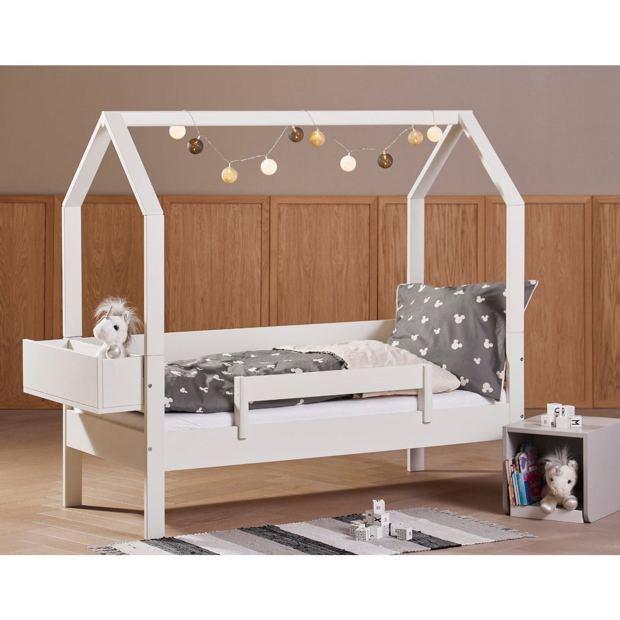 Manis-h White Abel Huxie Himmelseng Junior