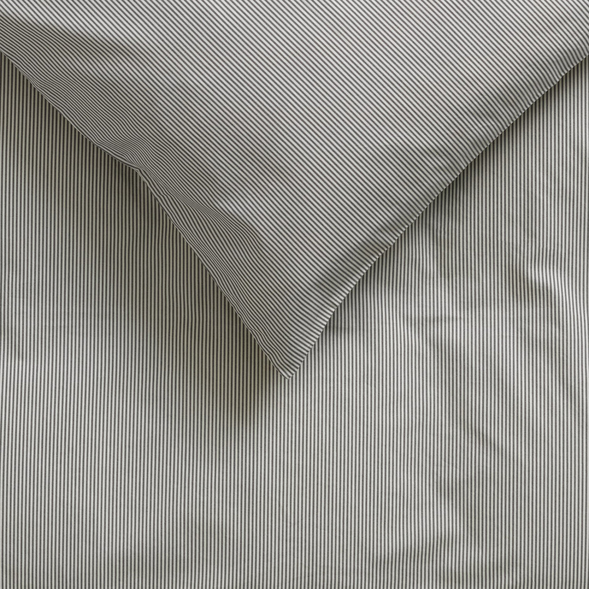 by KlipKlap Steel Grey Emil Stripe Sengetøj