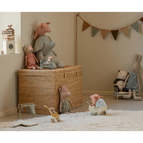 Maileg Gris I Trækasse, Baby - Dreng