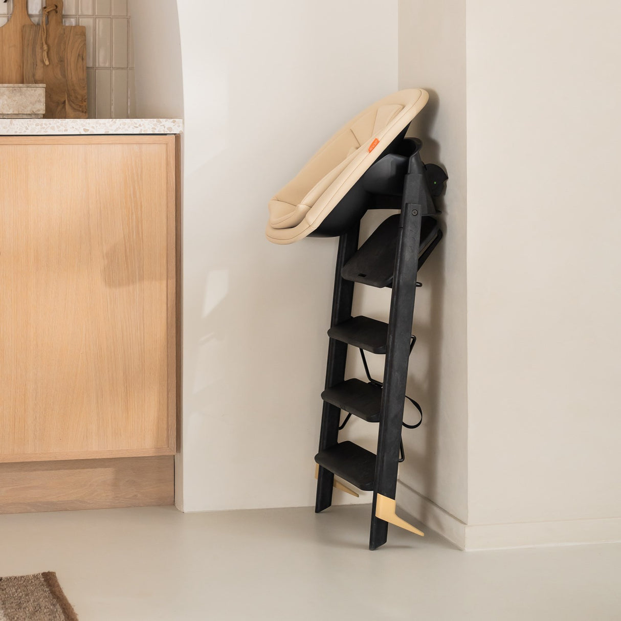 KAOS Charcoal Black KLAPP® Newborn Sæde