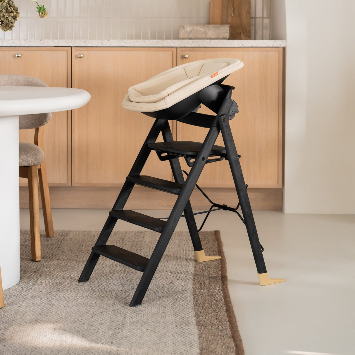 KAOS Charcoal Black KLAPP® Newborn Sæde