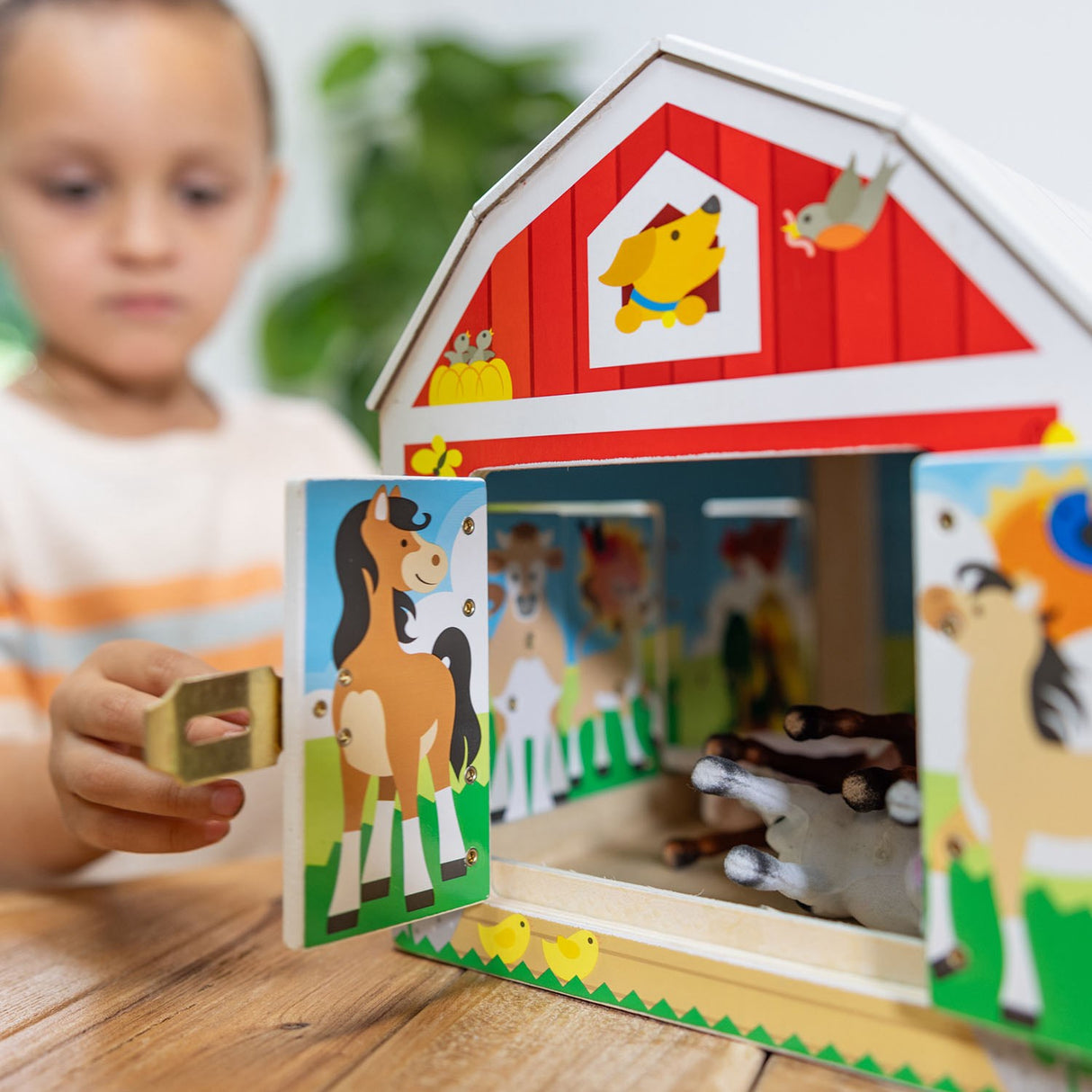 Melissa & Doug Multifarvet Aktivitetslegetøj Lade I Træ Med Hængsler