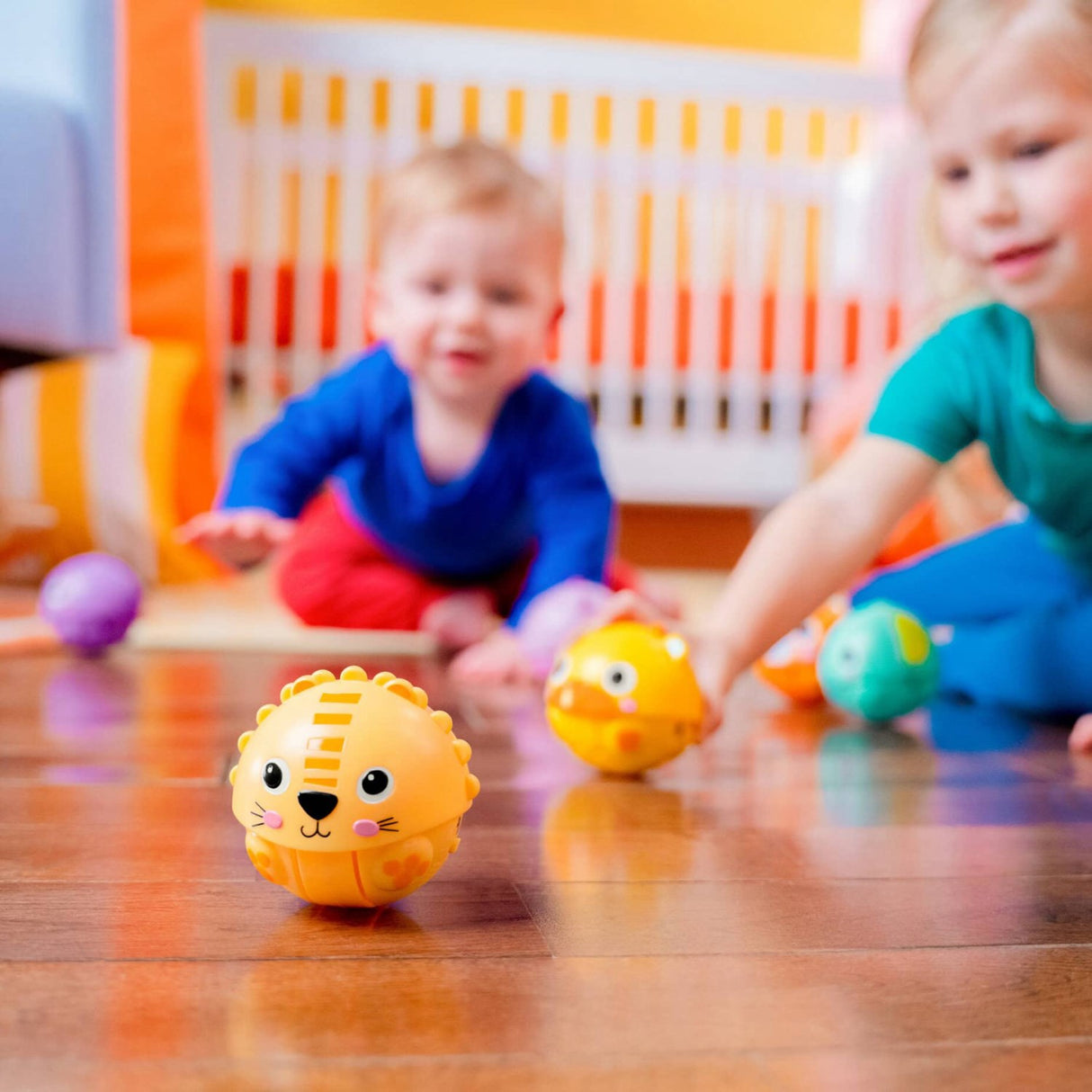 Bright Starts Giggables™ Roll & Chase Legetøj