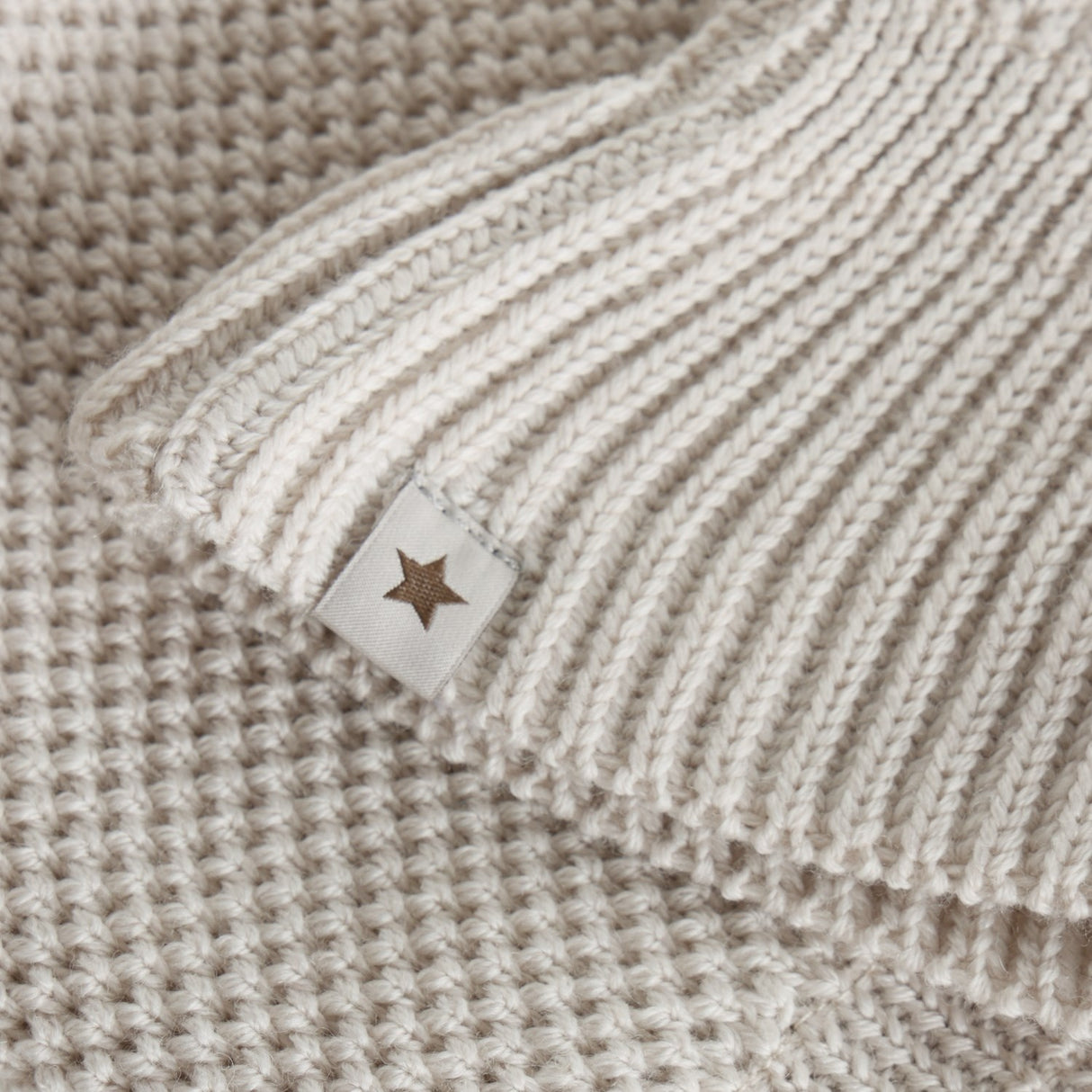 Huttelihut Sand Melange Elefanthue Windstop Pompoms
