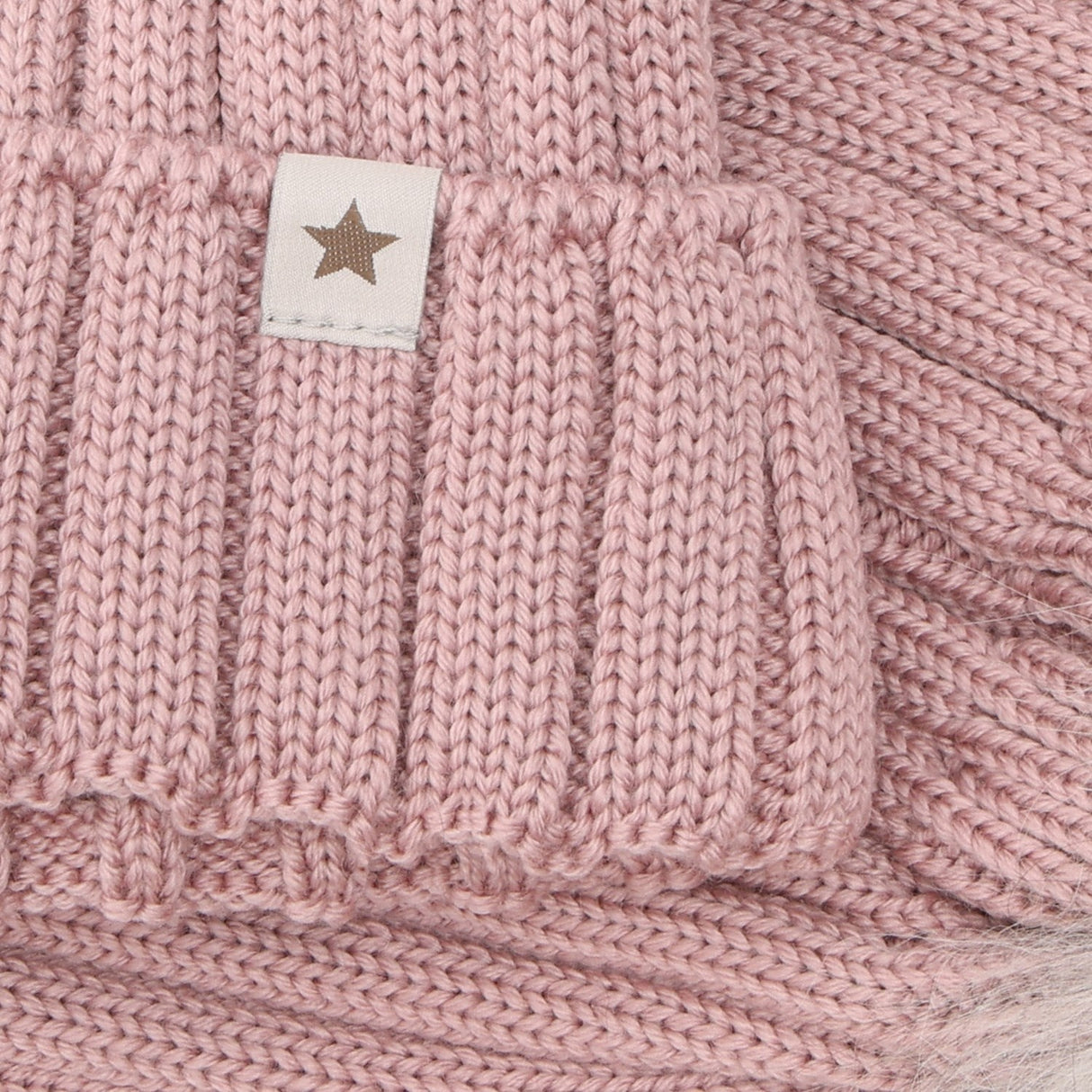 Huttelihut Woodrose Hue Strik Alpaca Pompom