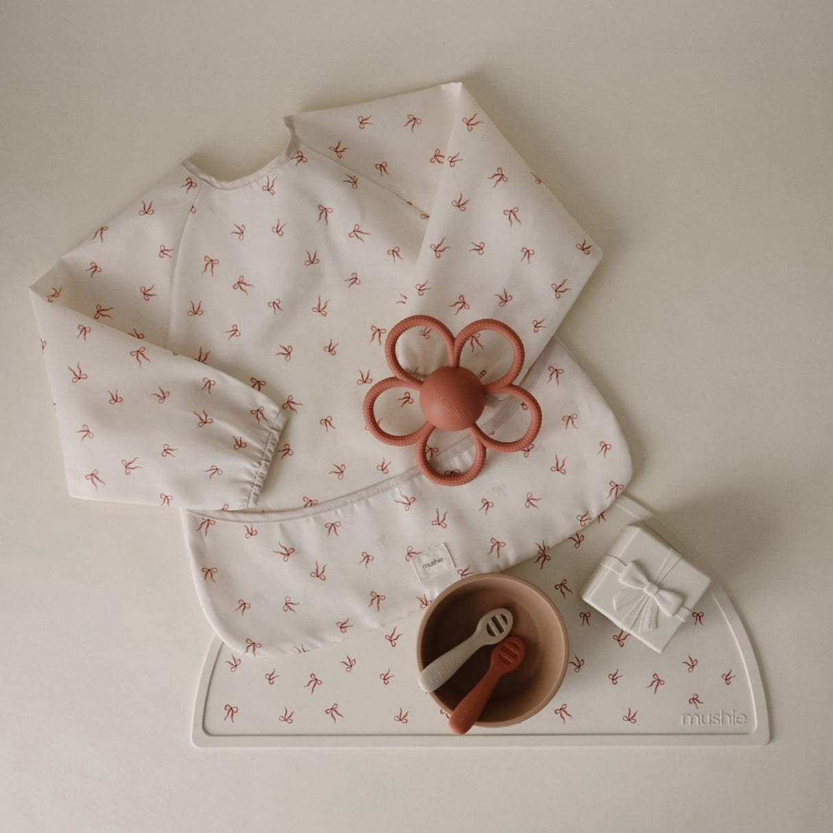 Mushie Bows Mushie Long Sleeve Hagesmæk - Bows