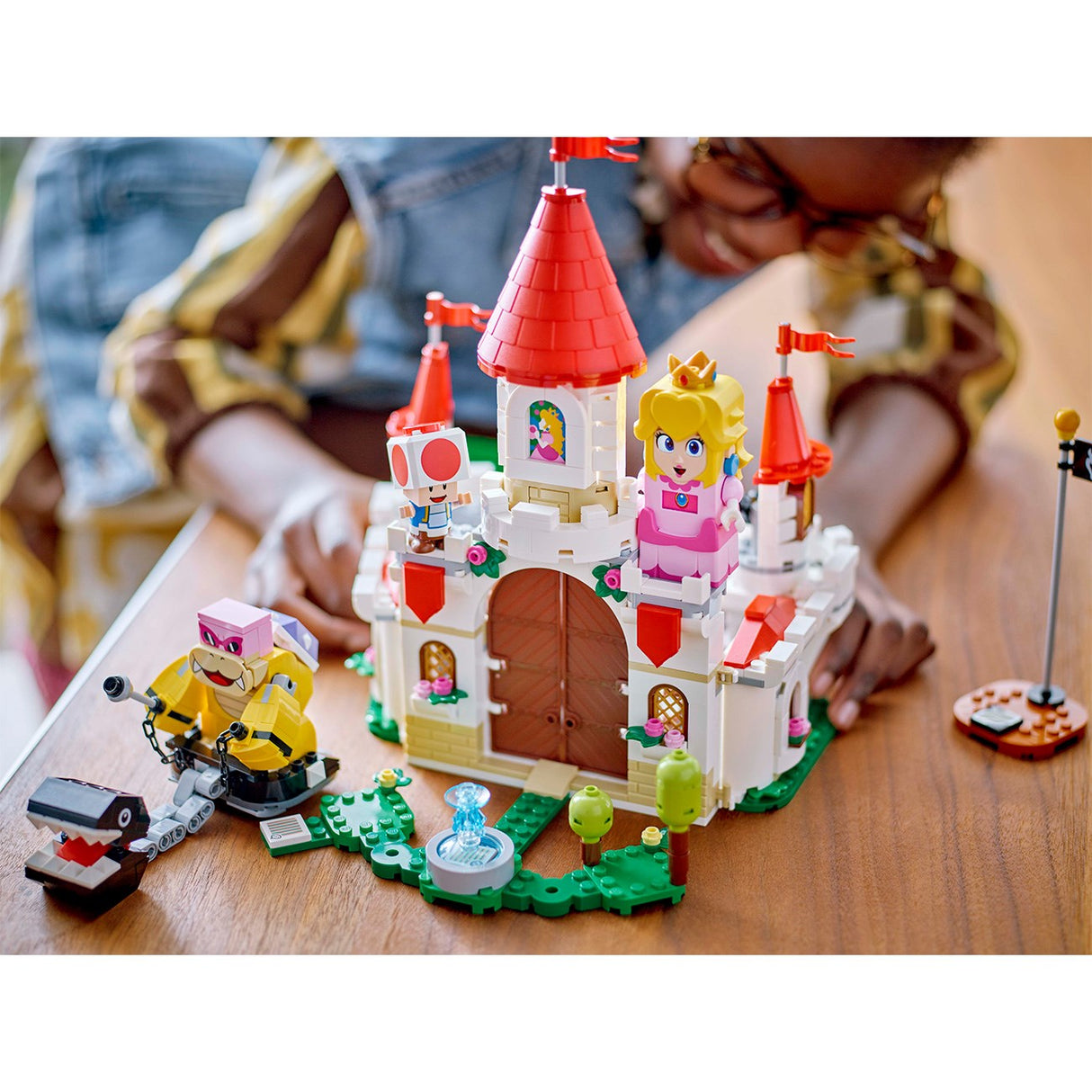 LEGO® Super Mario Kamp mod Roy ved Peach's Castle