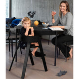 Stokke® Steps™ Chair Black inkl. Bouncer i Grey Clouds