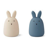 Liewood Callie Natlampe 2-pak Rabbit Sandy/Stormy Blue