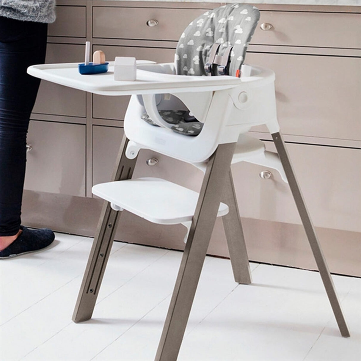 Stokke® Steps™ Chair White Hazy Grey Inkl. Bouncer i Grey Clouds