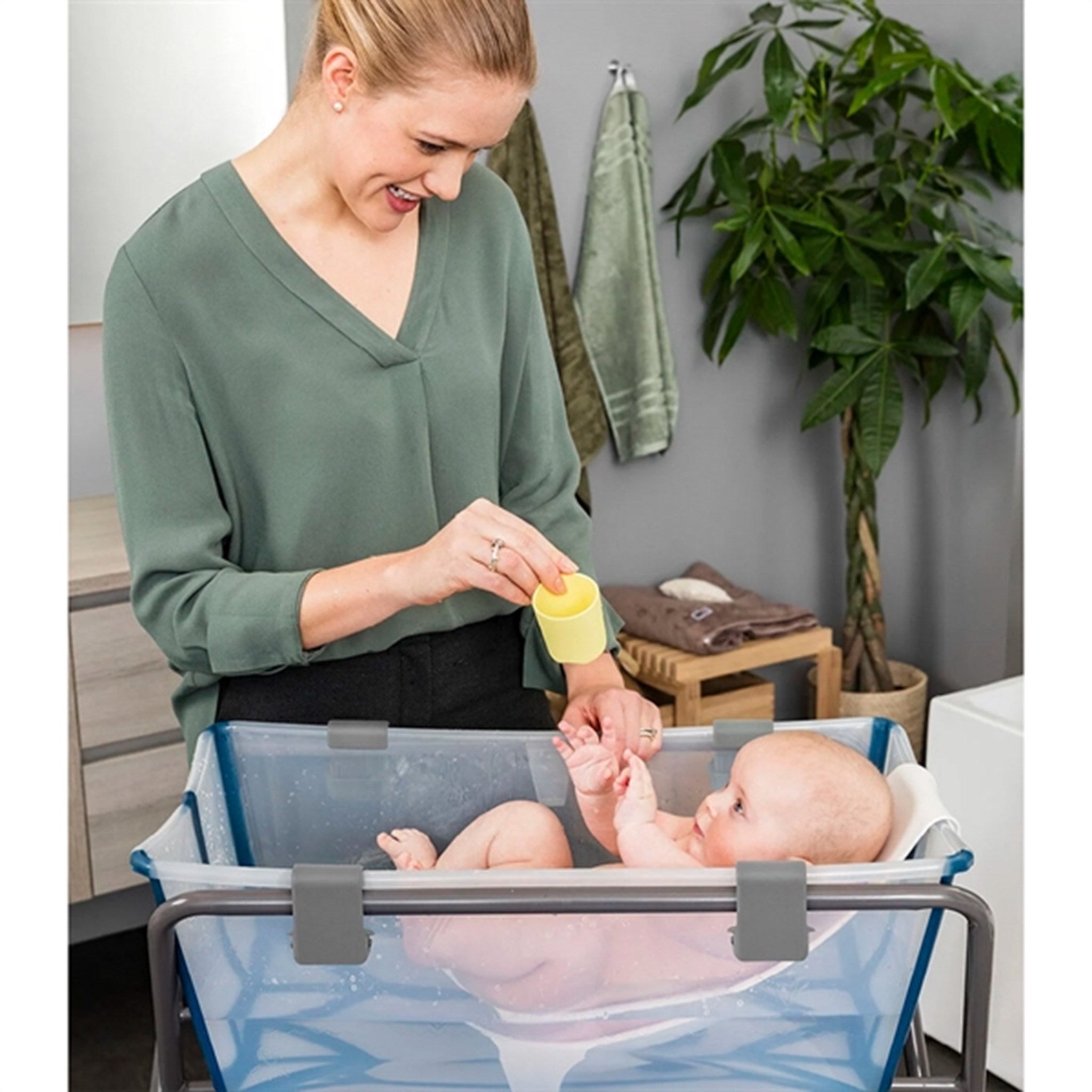Stokke® Flexi Bath® Babybadekar m. Newborn Support Transparent Blue 2